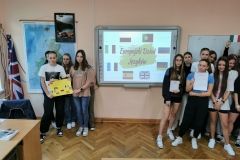 młodzież klas II prezentuje hasła w różnych językach europejskich