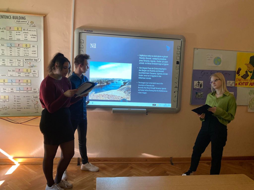 Uczniowie przedstawiający prezentację dotycząca klimatu.