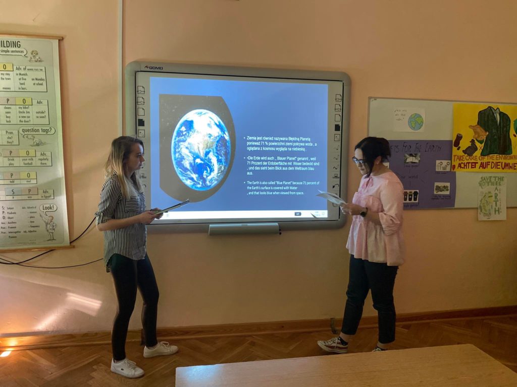 Monika i Natalia przedstawiają prezentację dotycząca klimatu.