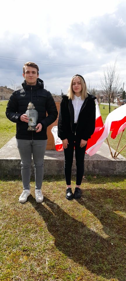 Para uczniów pod pomnikiem ofiar tragedii smoleńskiej.