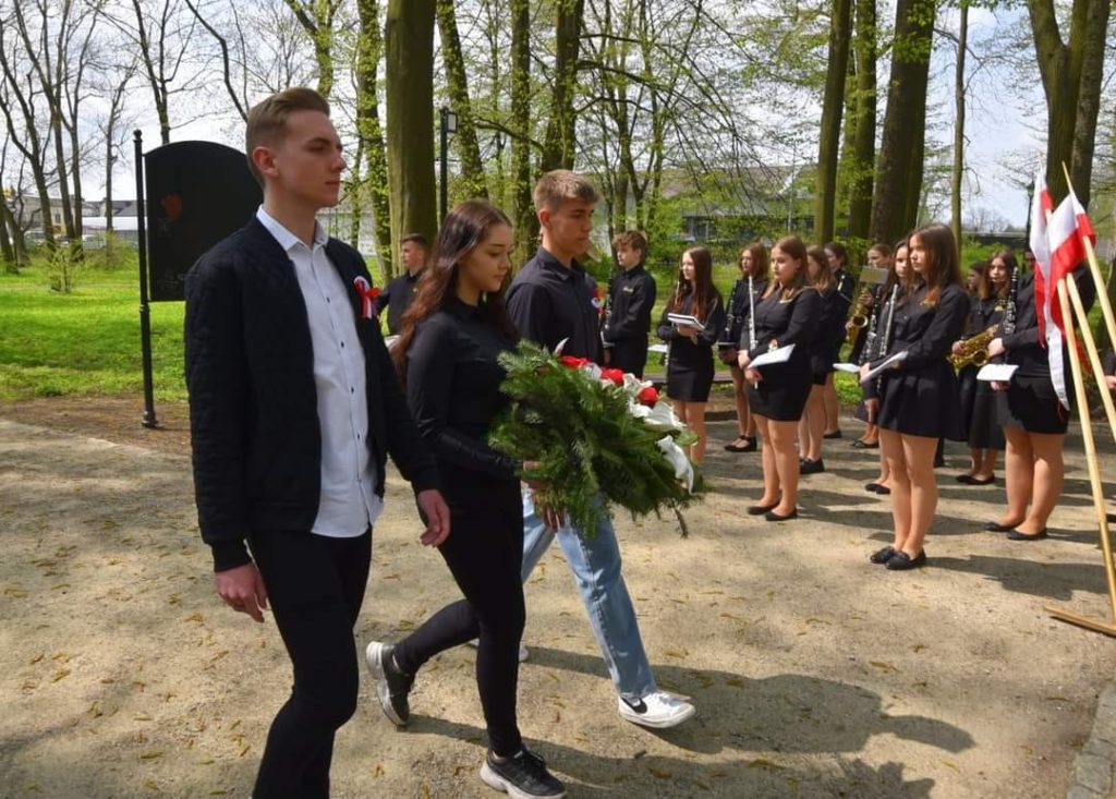 Uczniowie składający kwiaty pod pomnikiem Kościuszki.