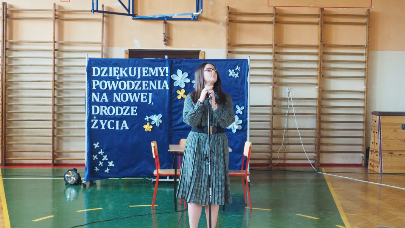 Natalia Kuliś w piosence "Pożegnanie absolwenta"